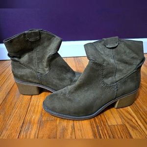 Women's camo green heeled boots 👢 size 7 1/2 by Merona